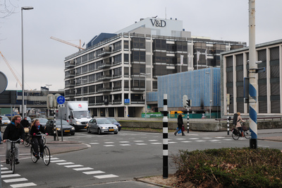 904797 Gezicht op het warenhuis van Vroom & Dreesmann (V&D, Rijnkade 5) te Utrecht, vanaf de hoek van de ...